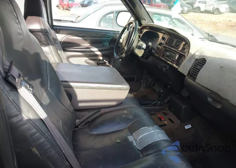 2002 Dodge Ram 2500 St z USA, uszkodzony, nr VIN 3B7KF23ZX2M277574